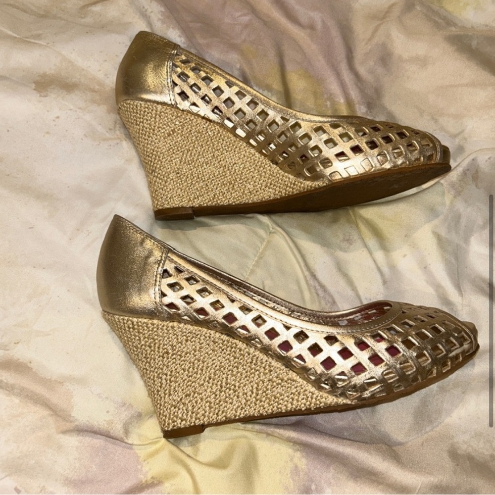 Lilly Pulitzer Gold Leather Resort Chic Basketweave Open Toe Wedge.FIRM PRICE - Picture 4 of 11